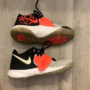 Nike Kyris basketball ball shoes size 5.5 youth